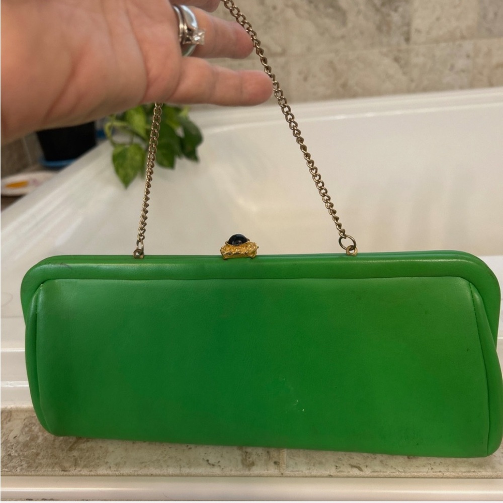 Vintage  60s Elegant Vinyl Green Clutch Bag Purse Gold Chain Medallion Closure - Picture 11 of 11